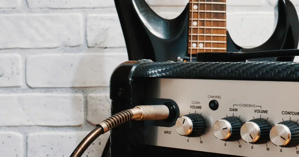 Electric guitar with an amp